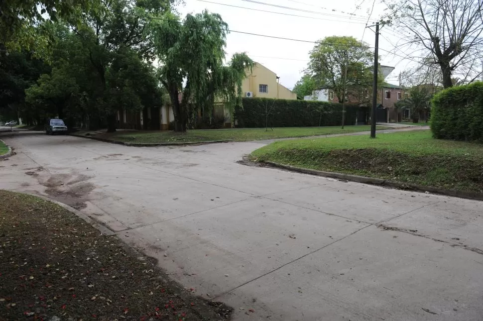NINGUNA OFICINA. El empleado de Despacho del municipio recorrió Paraguay al 1.200 de Yerba Buena. la gaceta / foto de josé nuno