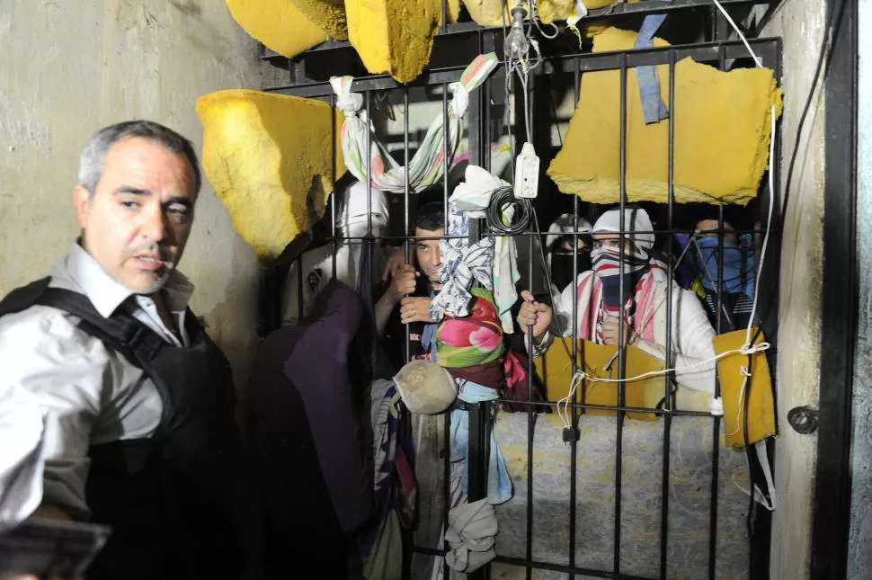 EL MOTÍN. López Ávila y Bustamante, antes de entrar a hablar con los presos. la gaceta / fotos de héctor peralta 