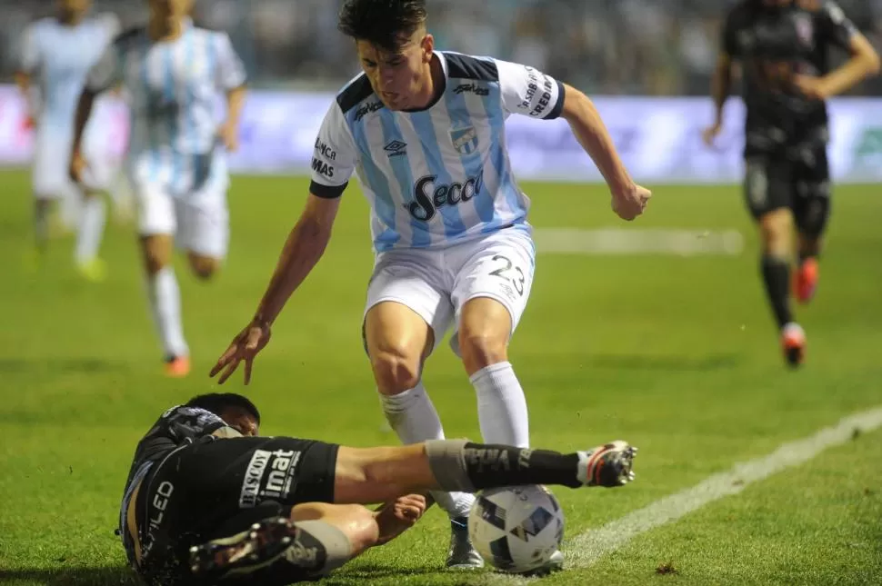 PELOTA-PIERNA. Villalba intenta pasar pegado a la línea de salida, pero un marcador de Huracán le cometerá una dura falta. la gaceta / foto de franco vera