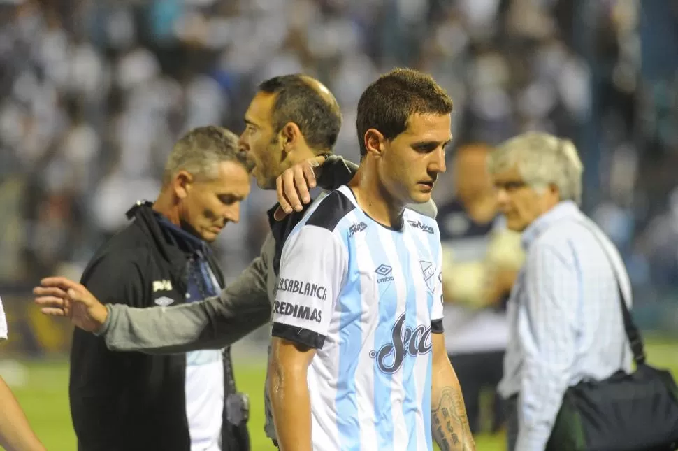 UNA PALMADA. Al término del partido, Azconzábal esperó a sus jugadores en la boca del túnel y los saludó a uno por uno.  la gaceta / foto de hector peralta