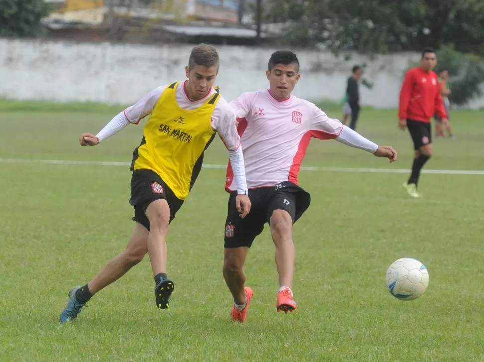 ALEGRÍA. “Es un gusto jugar en la Liga cuando es necesario”, señaló “Leo” Rizo (izquierda) que aparece con César Abregú. la gaceta / foto de Antonio Ferroni