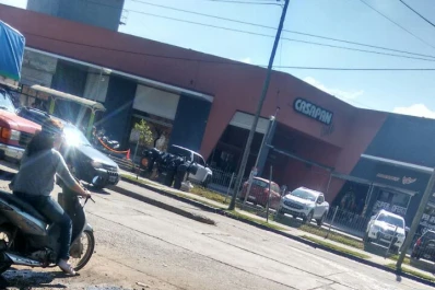 Explotan las cloacas en las calles Delfin Gallo y Salta
