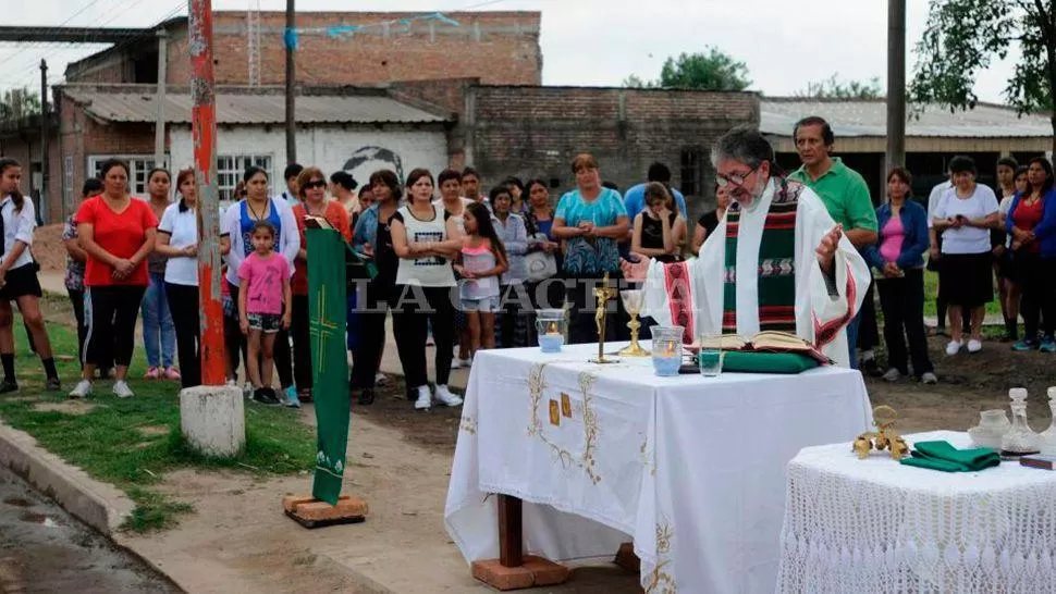 PADRE VIROCHE. El religioso, durante una misa que había dado en la calle. ARCHIVO