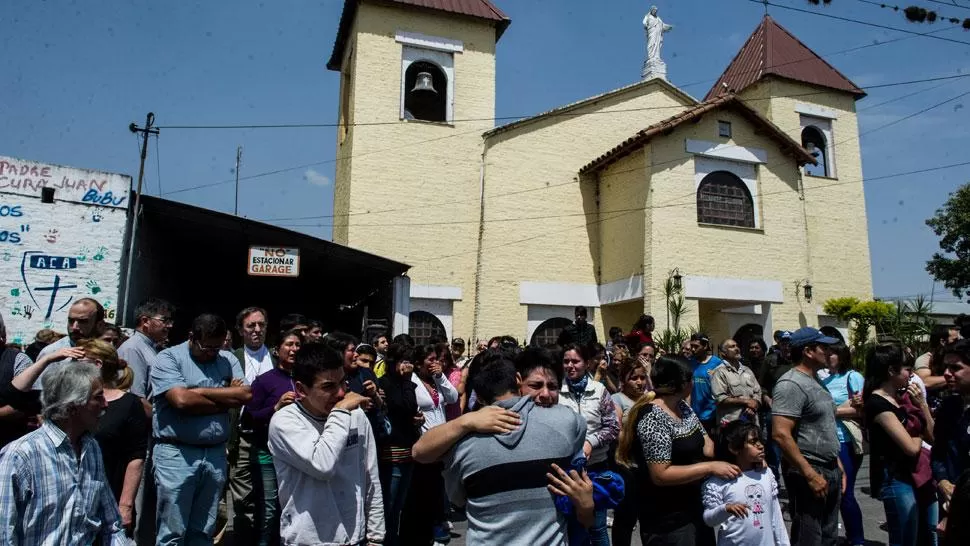 DOLOR. Cientos de vecinos lloran frente al templo del cura Viroche. LA GACETA / JORGE OLMOS SGROSSO