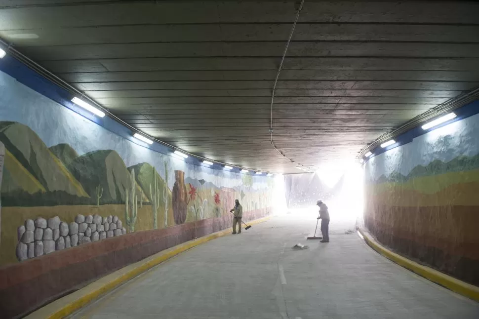 HABILITADO Y COLORIDO. Los artistas María Florencia Ortiz Mayor y Aníbal Fernández estamparon la cultura de los tucumanos en las paredes del túnel que se inaugurará el viernes. la gaceta / foto de jorge olmos sgrosso 