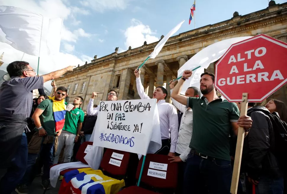 UNIVERSITARIOS. Profesionales y estudiantes exigen que la clase política encuentre la solución a la crisis. Reuters