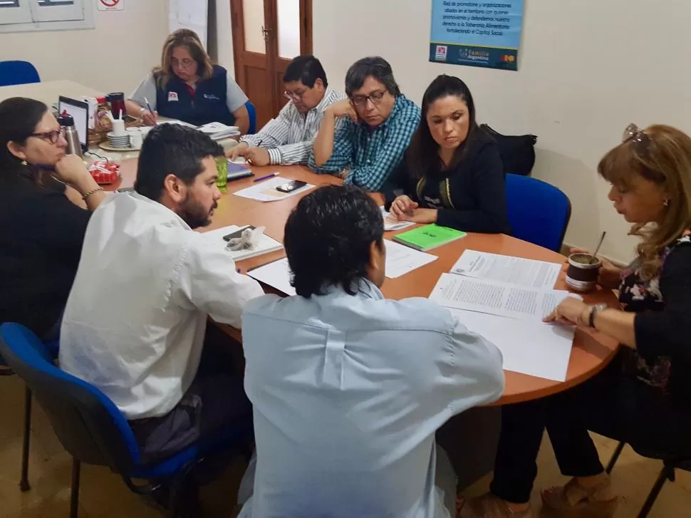 EN EL CONGRESO. Los diputados Orellana, Santillán, Carrizo y Gallardo analizan el Presupuesto con los trabajadores. foto de Mabel Carrizo