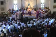 Lágrimas, dolor y bronca: miles de personas le dieron el último adiós al padre Viroche