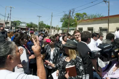 Video: vecinos abuchearon a Zecca en el velorio del cura Viroche