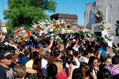 Una multitud sumida en el dolor despidió al cura Juan Viroche en el cementerio de Cevil Pozo