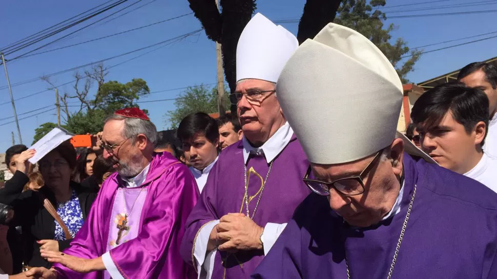 ROSSI, ZECCA Y VILLALBA. El obispo de Concepción, el arzobispo de Tucumán y el cardenal presiden la misa en el velorio de Viroche. LA GACETA / LUCIANA COLLADO