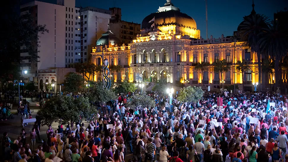 CONCENTRACIÓN. Los manifestantes le reclamaron justicia al Gobierno y a la cúpula de la Iglesia. LA GACETA / FOTO DE INÉS QUINTEROS ORIO