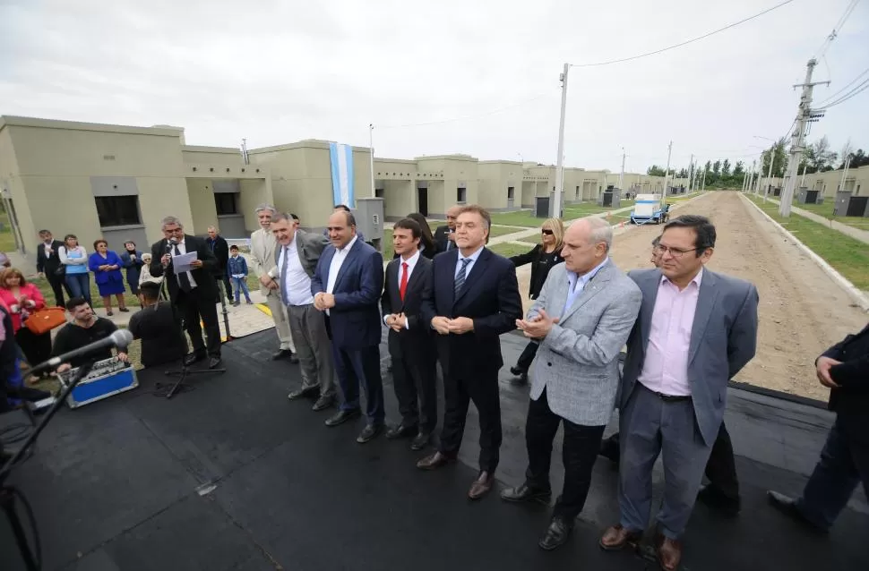 JUNTOS. Amaya inauguró un barrio junto al gobernador Manzur, el vice Jaldo y el intendente Sánchez, entre otros. la gaceta / foto de Osvaldo Ripoll