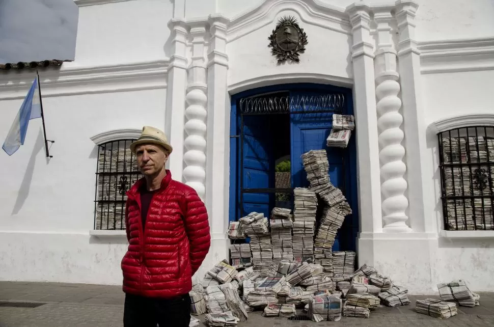 LAS VISIBLES CONSECUENCIAS DE LA INTOLERANCIA. El artista Res junto a la destruida instalación en la Casa Histórica, poco después de la acción de un grupo de personas iracundas. telam 