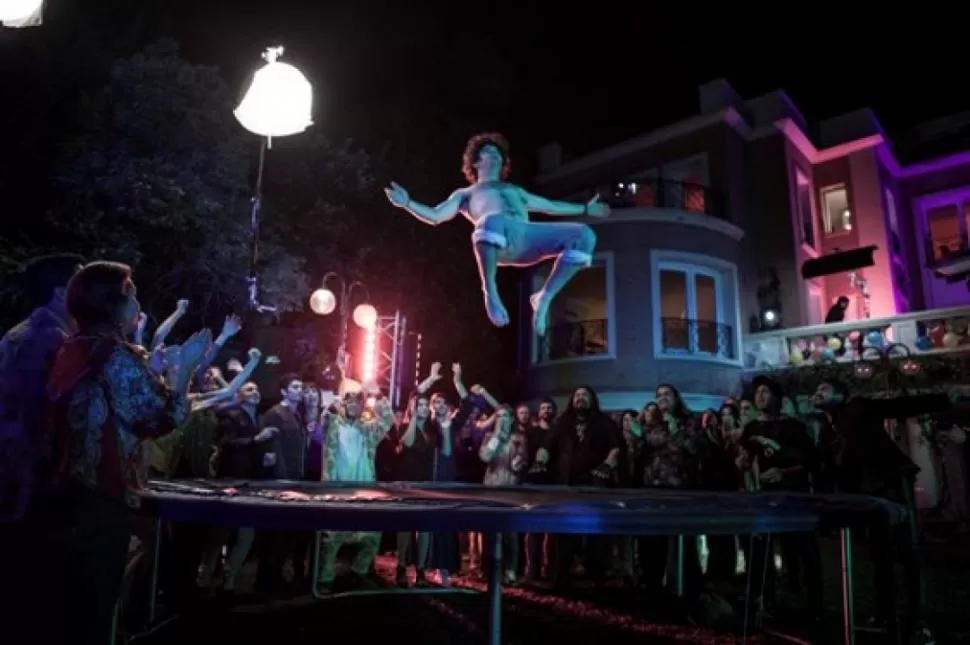 ADRENALINA. El festejo va viento en popa y los amigos no se imaginan el curso que tomarán los hechos.  