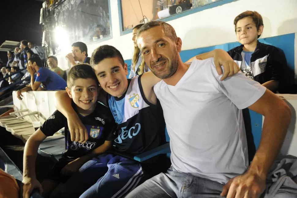 SALIDA FAMILIAR. Máximo junto a su hijo, Tomás, y a su sobrino Mariano, en el sector 2 de la platea. la gaceta / fotos de FRANCO VERA