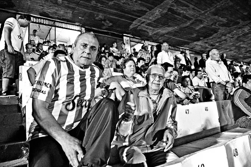 HERMANOS. Guillermo y Alberto van a la cancha juntos desde que eran chicos, y lo siguen haciendo. 