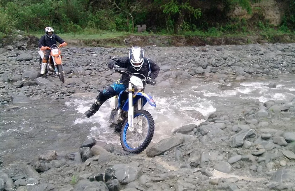 UN CLÁSICO. La prueba por duplas o en equipos atraviesa todo tipo de geografías, con lo que los corredores deben extremar medidas para cuidarse y cuidar las motos. san pedro extremo