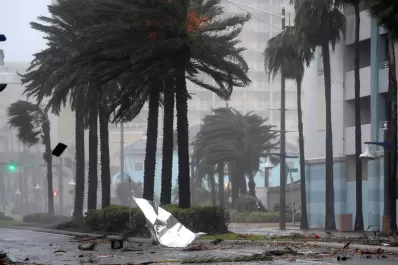 Videos: la impactante experiencia de sobrevolar el huracán Matthew en avión