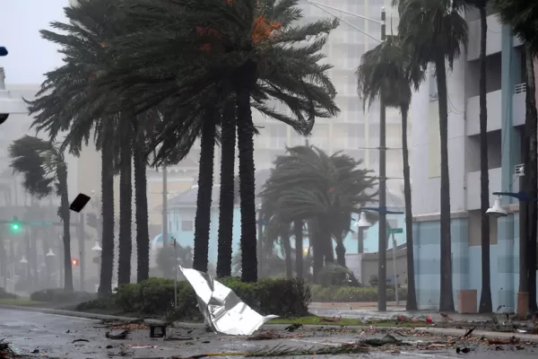 Videos: la impactante experiencia de sobrevolar el huracán Matthew en avión