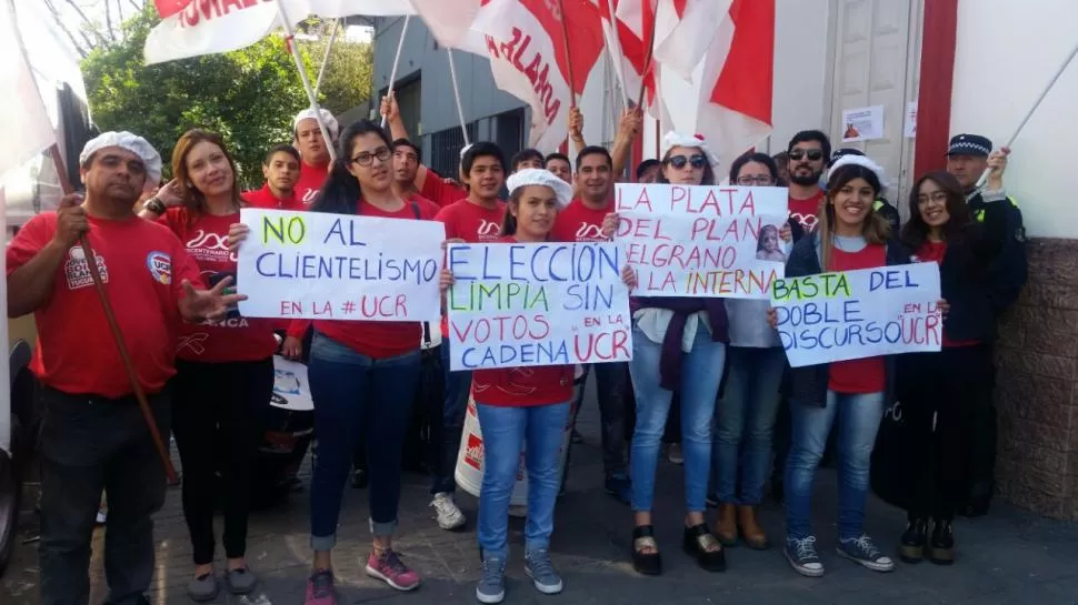 PROTESTA. Jóvenes “Boinas Blancas” denunciaron por fraude al oficialismo. 