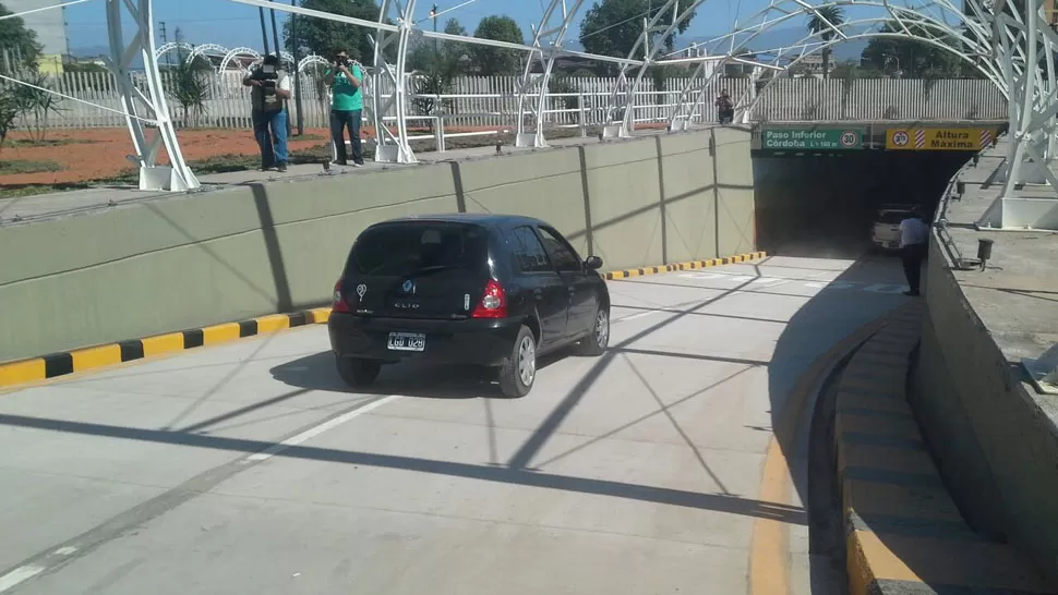 TÚNEL DE LA CÓRDOBA. Los primeros autos que circularon por el túnel. LA GACETA / JUAN MANUEL ROVIRA