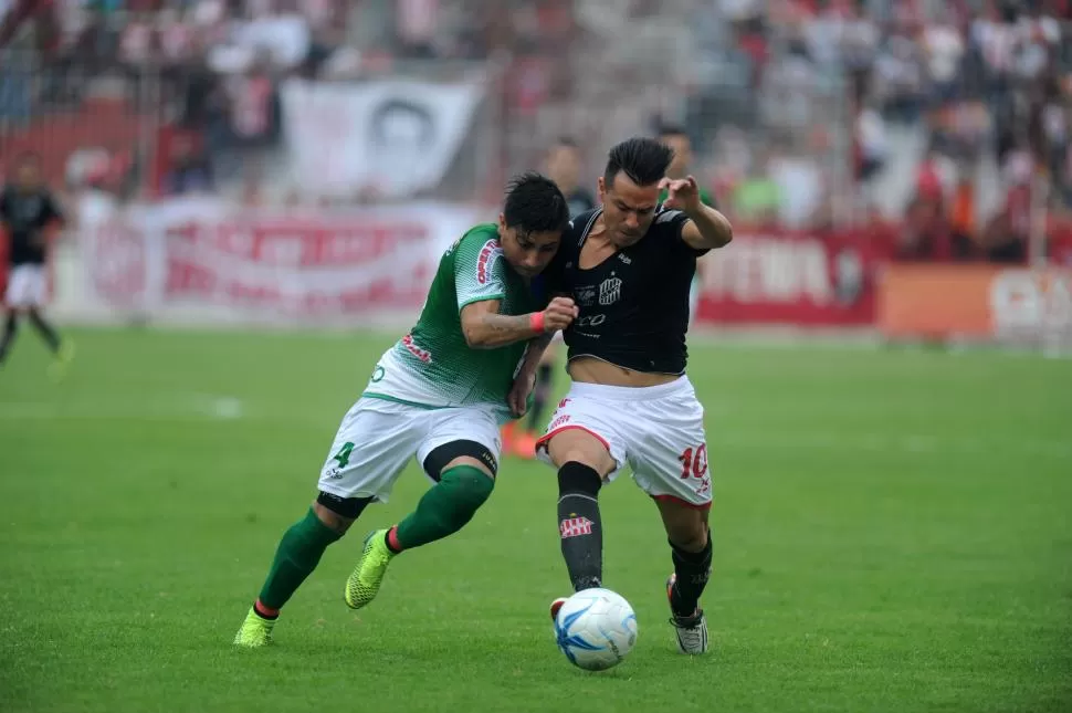 EXPERIENCIA. Cabrera le otorga marca y salida al juego de San Jorge. la gaceta / foto de DIEGO ARAOZ (archivo)