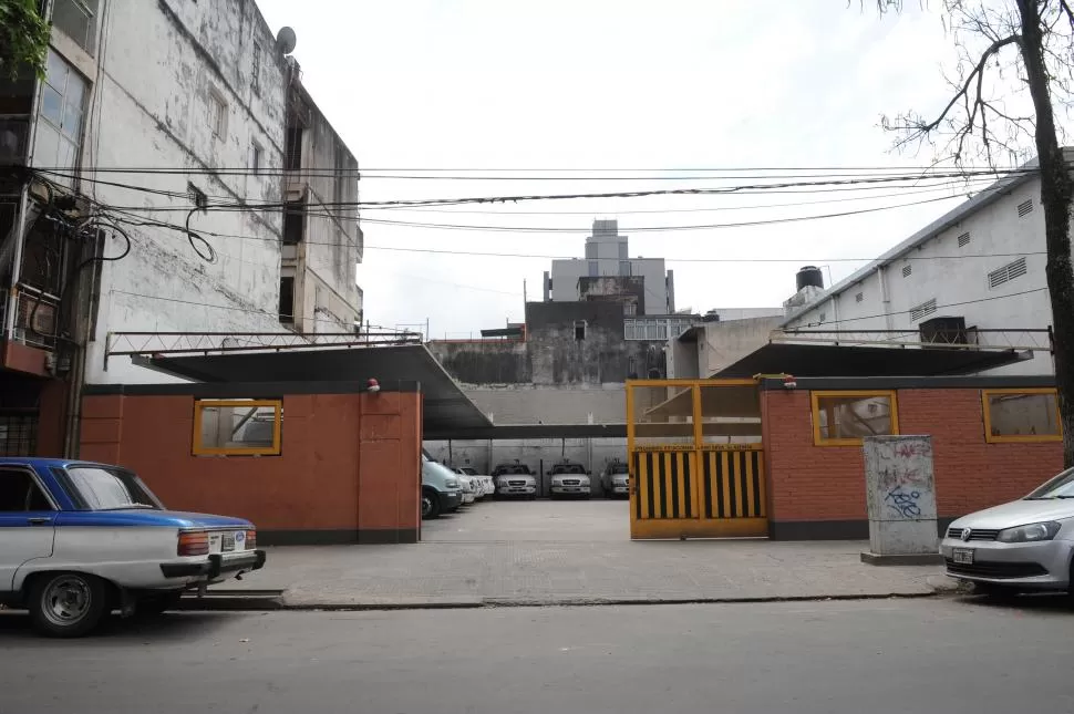VEHÍCULOS OFICIALES. Camionetas públicas, en calle Las Piedras 915. la gaceta / foto de franco vera