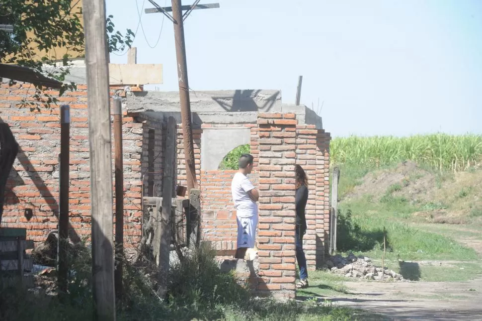 ESTÁN ENOJADOS. Los familiares de la mujer que fue citada a declarar se mostraron muy molestos con la situación. 