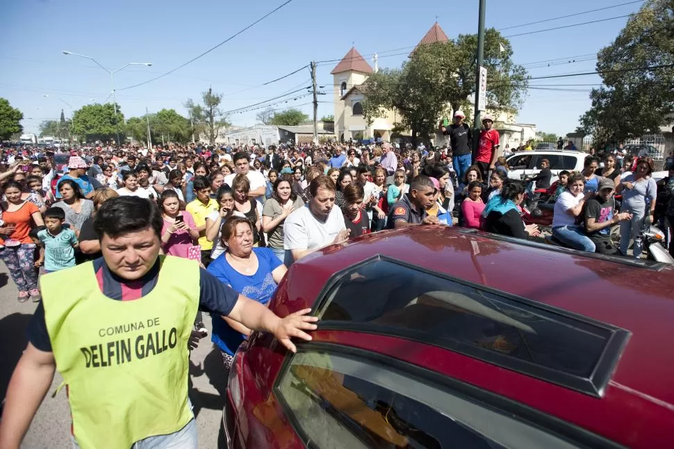 ACOMPAÑAMIENTO. Rostros de dolor en la multitud que despidió al cura.  