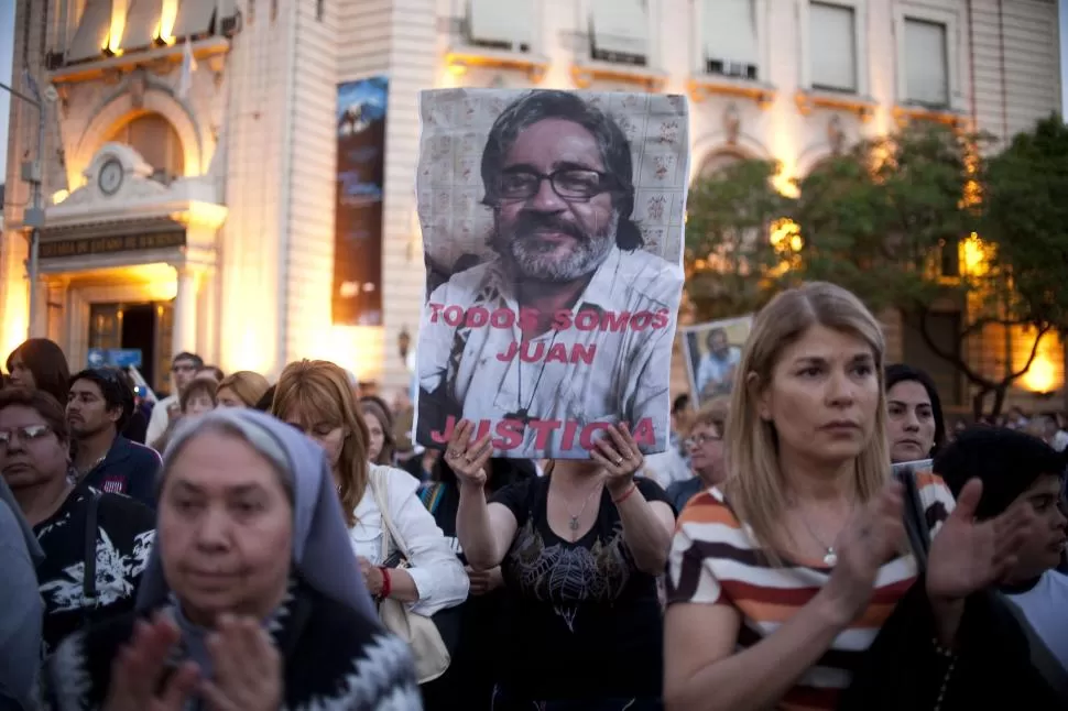 “TODOS SOMOS JUAN”. La foto del sacerdote que apareció ahorcado en la parroquia de La Florida protagonizó una marcha en reclamo de justicia. la gaceta / fotos de inés quinteros orio