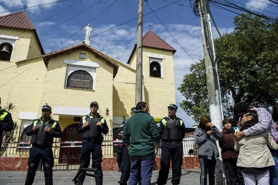 LA IGLESIA DEL PADRE JUAN. Los vecinos lloran sin poder creer la muerte del sacerdote, mientras la Policía y la Justicia realizan las pericias en el interior. la gaceta / foto de jorge olmos sgrosso