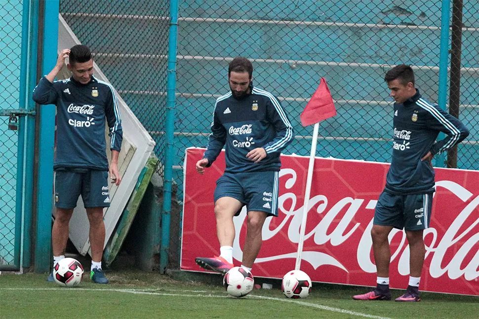 Kranevitter, en una prácica junto a Higuaín y Dybala.
FOTO DE REUTERS