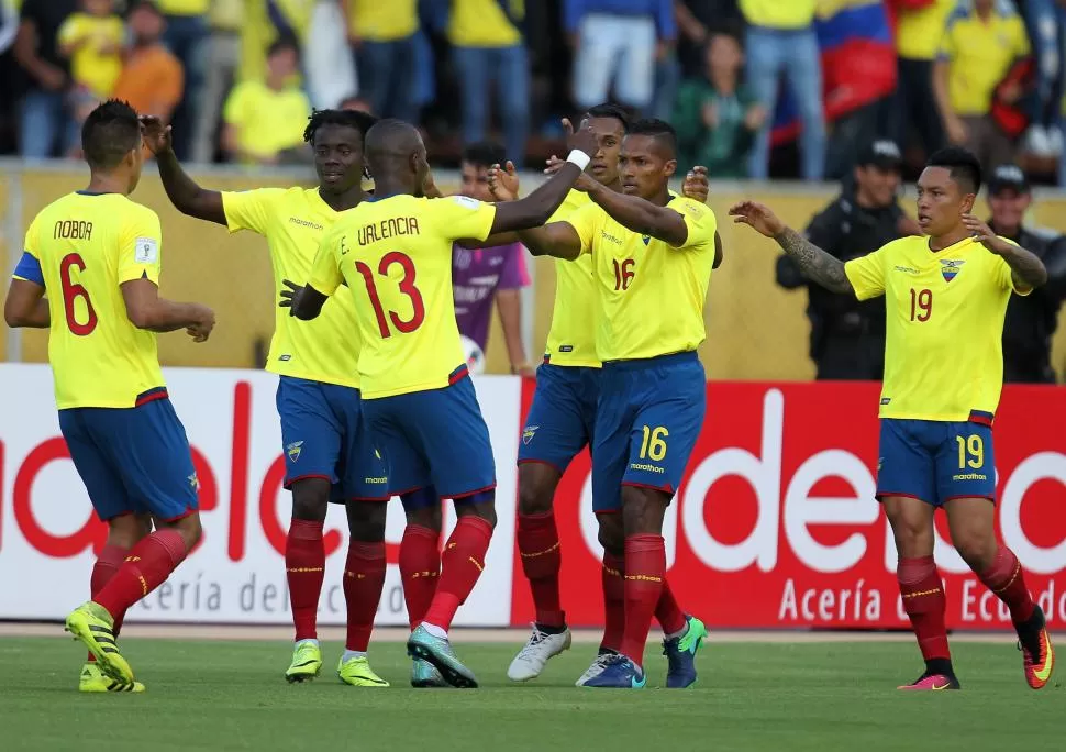 FESTEJO ECUATORIANO. Enner Valencia (13) felicita a Antonio Valencia (16), autor del primer gol y la figura del encuentro. Reuters