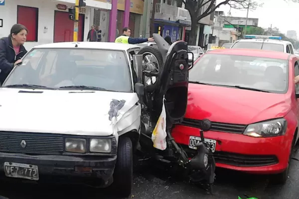 Una pareja de motociclistas se salvó de milagro en un triple accidente