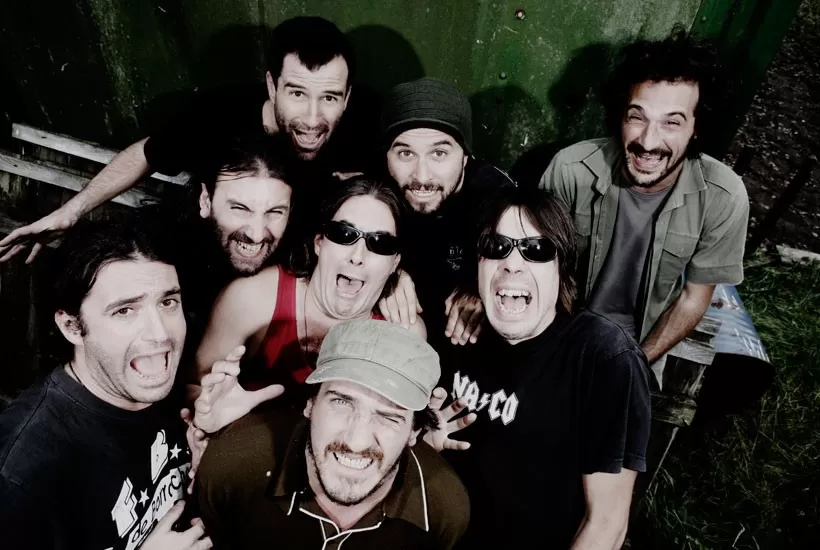 EN LA MISMA ORILLA. Los uruguayos de La Vela Puerca no sienten la distancia con el público argentino. elapuerca.com