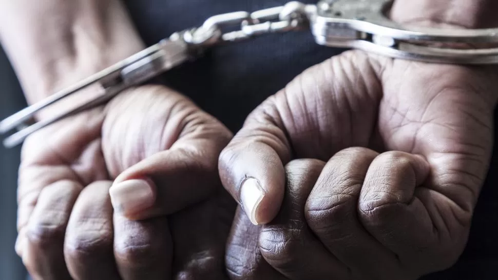 ESPOSADO. El hombre salió detenido de su casa y no pudo casarse. FOTO TOMADA DE MXQNOTICIAS.MX