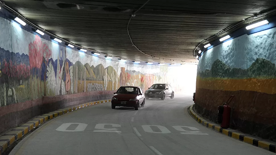 EN EL TÚNEL. La tierra que quedó sobre el asfalto se levanta por el paso de los vehículos y torna irrespirable el aire allí. LA GACETA / FOTO DE HÉCTOR PERALTA
