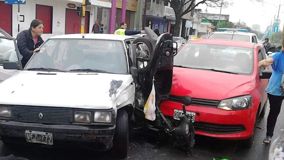 Una pareja de motociclistas se salvó de milagro en un triple accidente