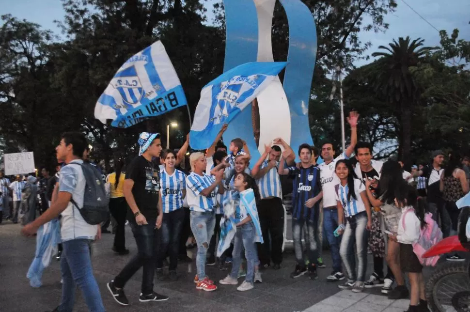 RECLAMO. Los hinchas fueron a la plaza con banderas y pancartas: “No nos ‘afanen’ lo que es nuestro”, decía un cartel. la gaceta / foto de oscar ferronato