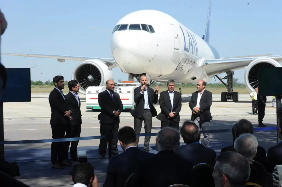 APERTURA. Durante el acto inaugural, Dietrich habilita la obra en la zona de carga del aeropuerto Benjamín Matienzo flanqueado por Manzur, a su derecha, y por Cano, su izquierda. la gaceta / fotos de josé nuno