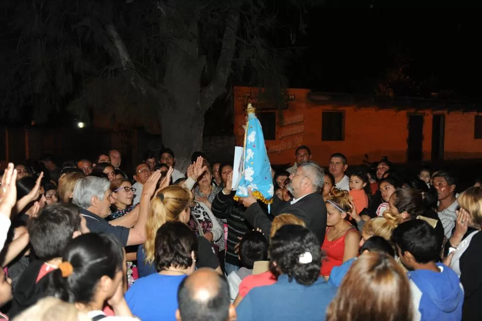 FIELES. Los vecinos y allegados a Viroche siguieron las pericias a la distancia. la gaceta / fotos de héctor peralta