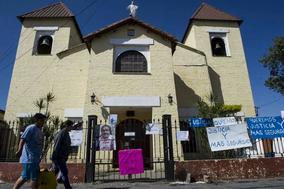 LA PARROQUIA. Vecinos dejaron múltiples mensajes en la verja del lugar. la gaceta / fotos de jorge olmos sgrosso