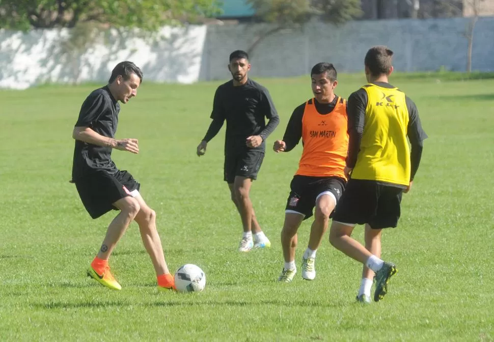 HÁBIL. Acosta (izquierda) puede ser el jugador que San Martín necesita para generar fútbol en los últimos metros del campo. la gaceta / foto de antonio ferroni