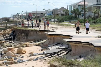 “Matthew” devastó Haití y castiga a EEUU