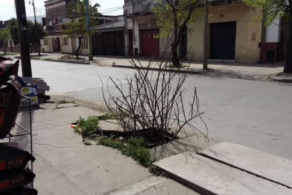 Una esquina huele a cloacas desde hace tres meses