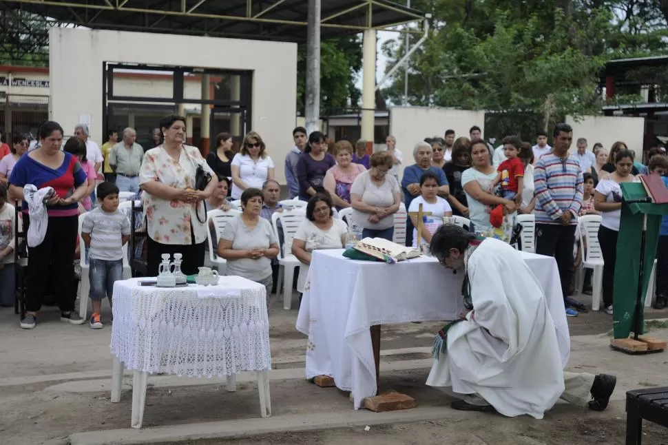 CONTRA LA DROGA. La misa que Viroche dio en la calle para denunciar a los “transas” de la zona este de Tucumán. la gaceta / foto de analia jaramillo (archivo)