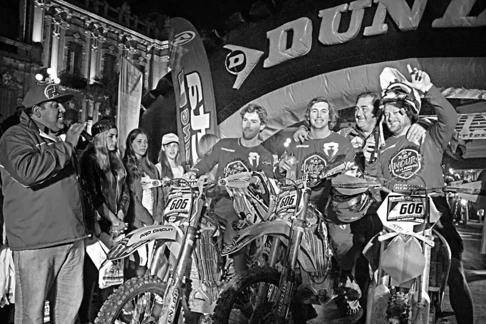 UNIDOS. El equipo de los hermanos Pedersen promociona el “Enduro de la Primavera” que se correrá en Claromecó.  