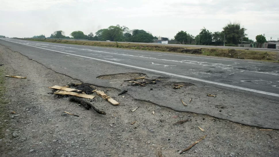 ZONA CALIENTE. Las pirañas atacan en La avenida Circunvalación, cerca del Mercofrut. LA GACETA / FOTO DE JORGE OLMOS SGROSSO