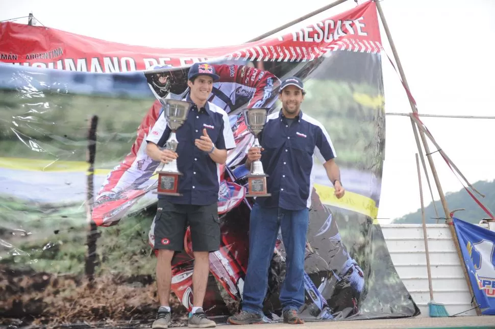 FESTEJO SUREÑO. Cristian Arriegada y Marcos Giustozzi, felices en el podio que se ubicó en la zona de La Sala. la gaceta / fotos de hector peralta